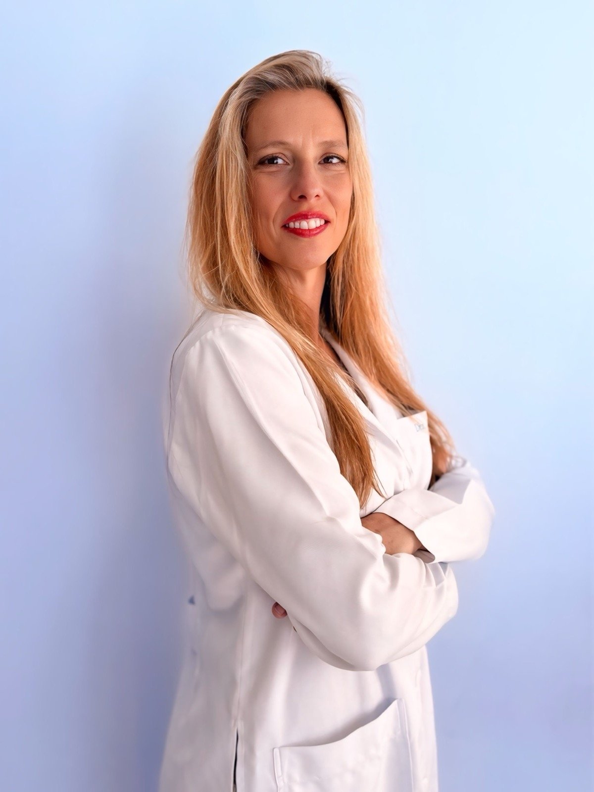 Dra. Jorica Aloan, médica oftalmologista, de jaleco branco
