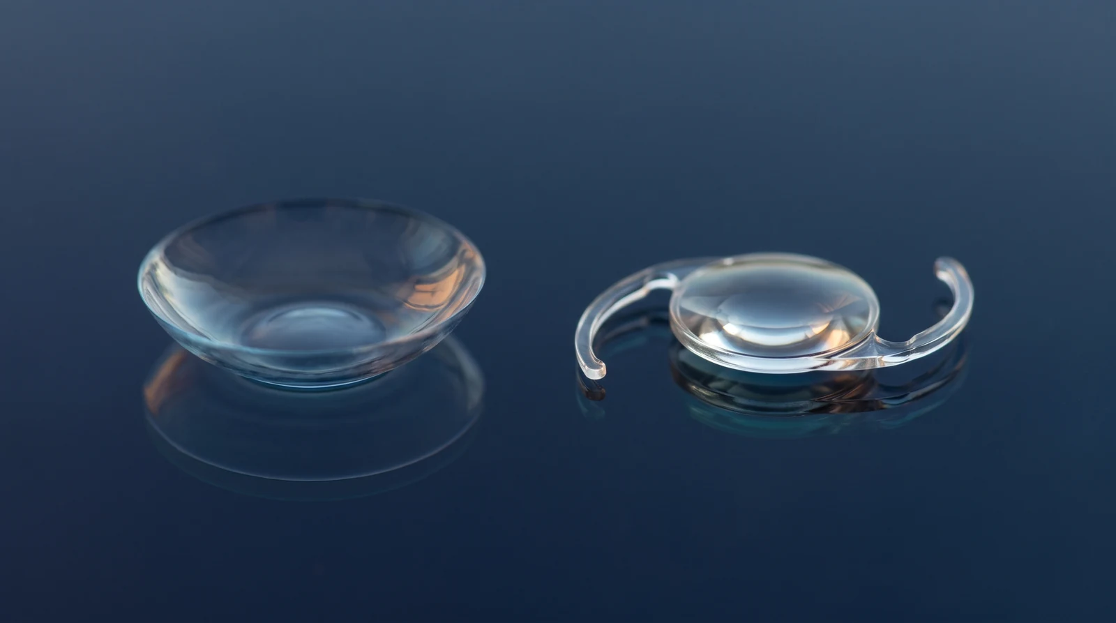 Comparação entre uma lente de contato e uma lente intraocular